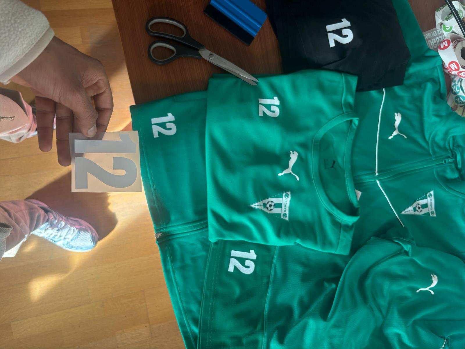 Maillots verts de club avec flocage numéro 12 en blanc — DTF sur textile sport, NVNC Atelier Sierre