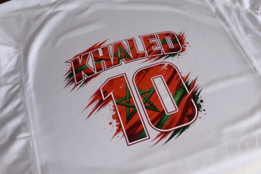 T-shirt blanc floqué « KHALED 10 » en design Maroc — flocage personnalisé événement, NVNC Atelier Sierre