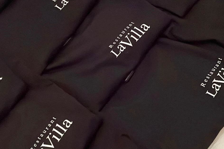 Série de t-shirts noirs Restaurant LaVilla — logo blanc imprimé DTF, NVNC Atelier Sierre