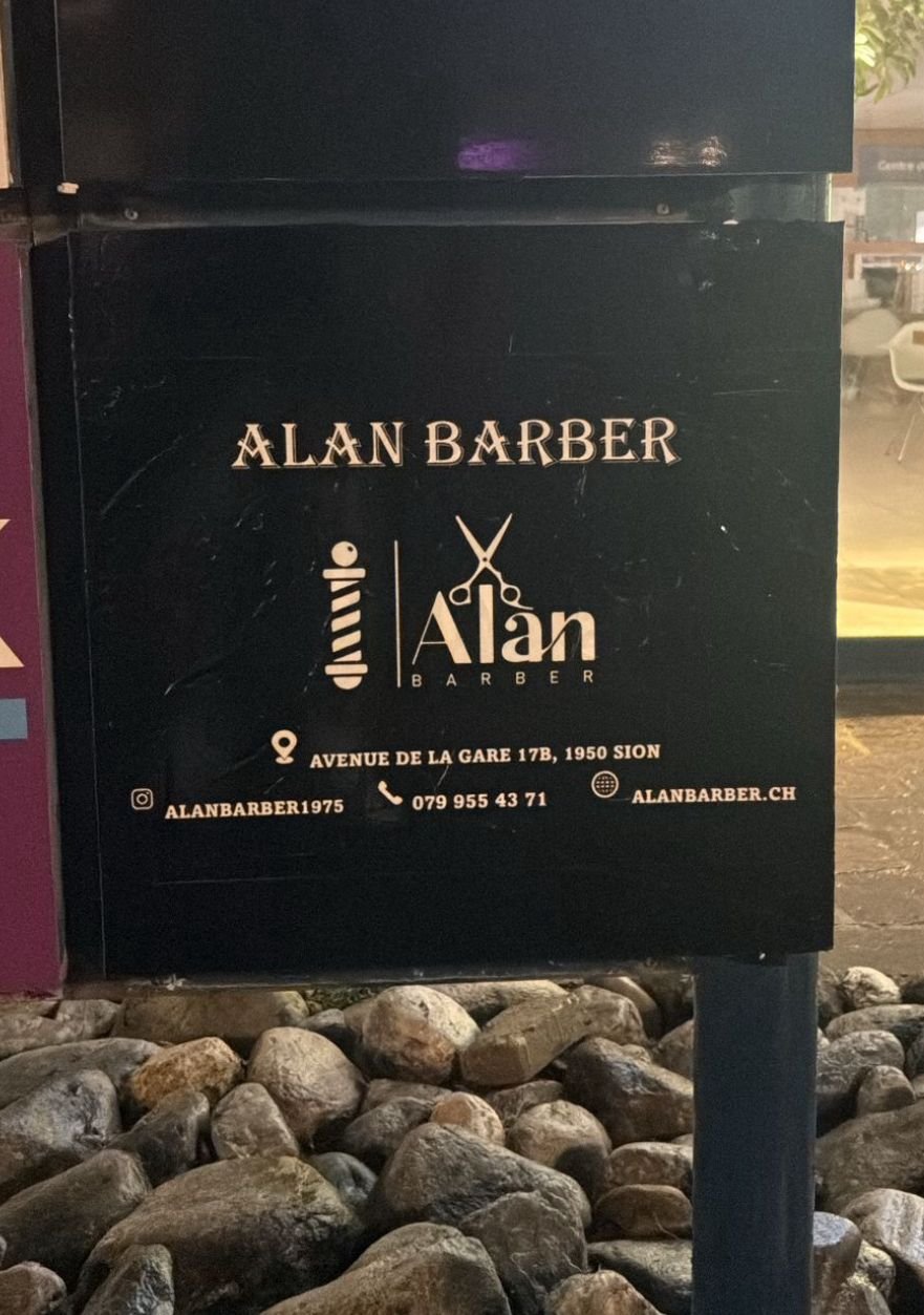Enseigne extérieure Alan Barber Sion — panneau noir avec lettrage doré et coordonnées en vinyle adhésif, NVNC Atelier