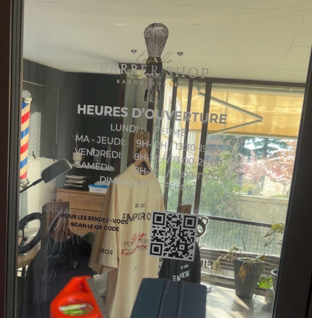 Vitrine commerce avec signalétique adhésive — vinyle découpé, NVNC Atelier Sierre