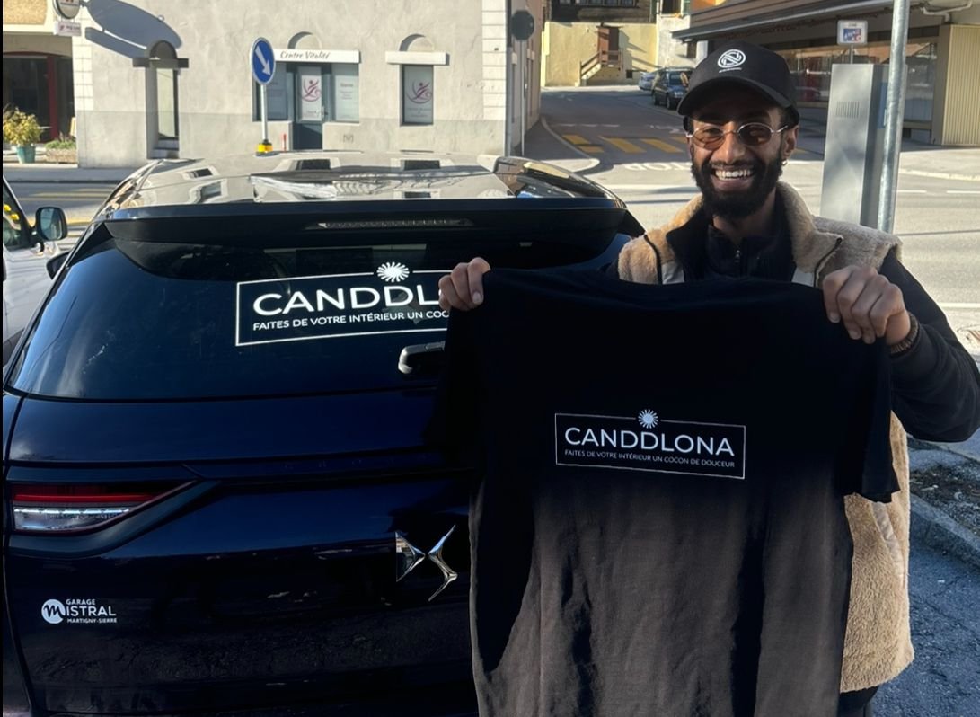 Lettrage adhésif sur véhicule utilitaire — logo et coordonnées en vinyle polymère découpé, NVNC Atelier Sierre